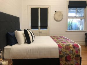 The Residence Stylish Comfort with Fireplace - Inverell Accommodation